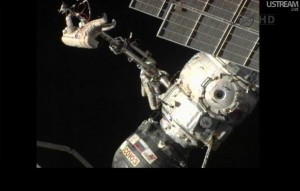 Российские космонавты в открытом космосе